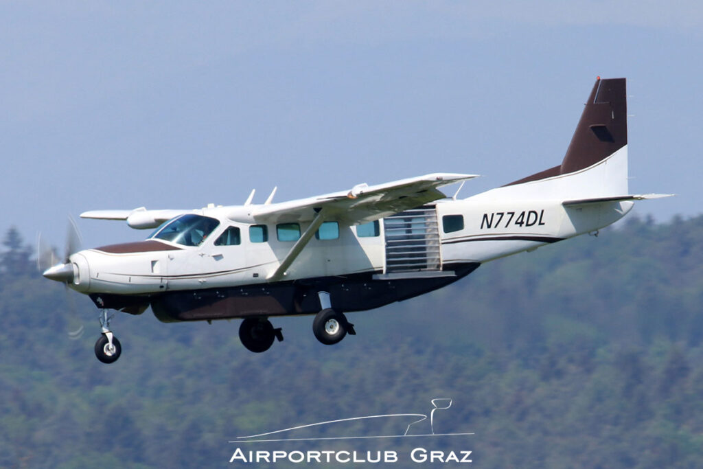 Cessna 208B Grand Caravan N774DL