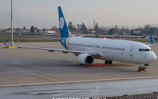 KlasJet Boeing 737 für FlyEgypt in Graz
