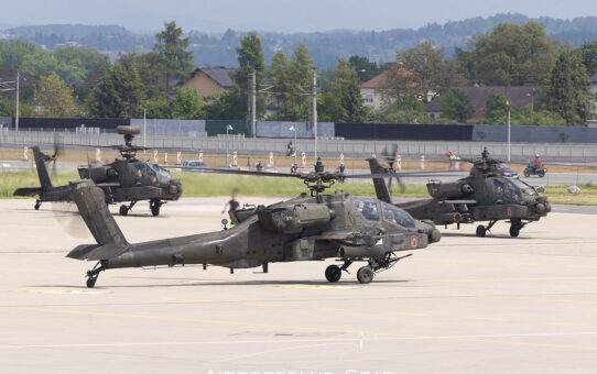 U.S. Apache und Chinook Hubschrauber zum Auftanken in Graz