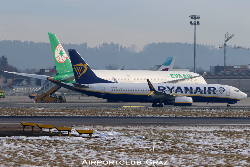 Buzz Boeing 737-8AS SP-RST