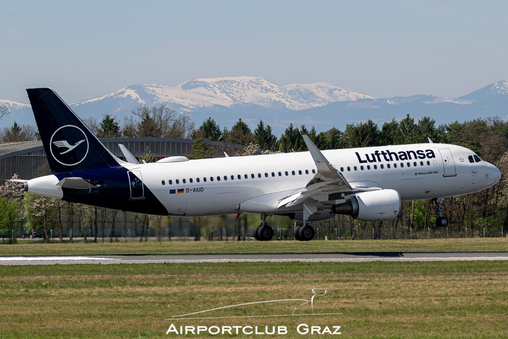 Lufthansa Airbus A320-214 D-AIUD