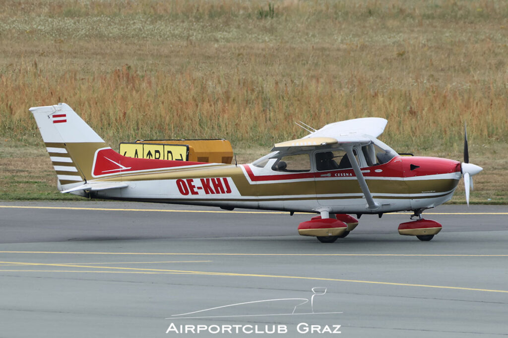 MCK Cessna 172S Skyhawk SP OE-KHJ